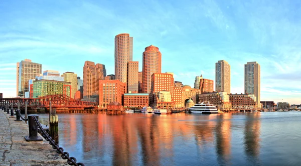 Boston manzarası ile finans bölgesine ve Boston Harbor gündoğumu Panorama adlı