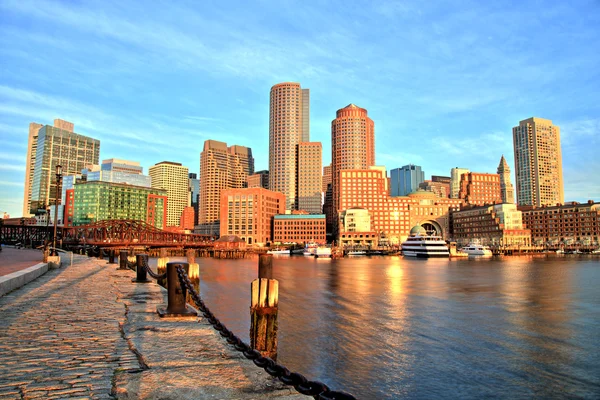Boston Skyline mit Finanzdistrikt und Hafen bei Sonnenaufgang lizenzfreie Stockbilder