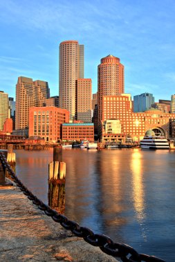 Boston manzarası ile finans bölgesine ve Boston Harbor Sunrise adlı