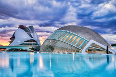 Valencia Alacakaranlık 'ta Aydınlanmış Palau de les Arts