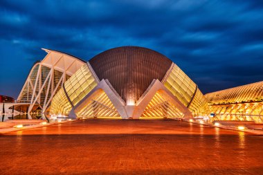Valencia Alacakaranlık 'ta Aydınlanmış Palau de les Arts
