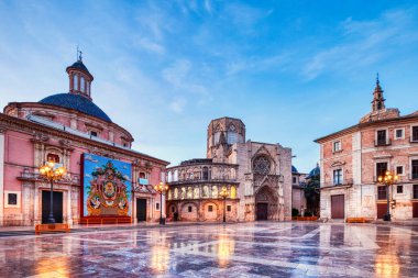 Placa de la Verge ile Turia Fountain ve Porta de l 'Almoina ve Basilica, Valencia, İspanya