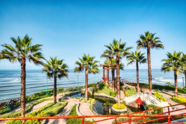 Güneşli bir günde Pasifik Okyanusu kıyısında, Miraflores yakınlarında, Lima 'da, Peru' da parklar.