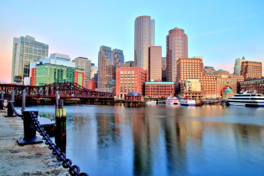Boston manzarası ile finans bölgesine ve Boston Harbor gündoğumu Panorama adlı