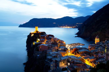 Işıklı Vernazza Köyü alacakaranlıkta, Cinque Terre, İtalya