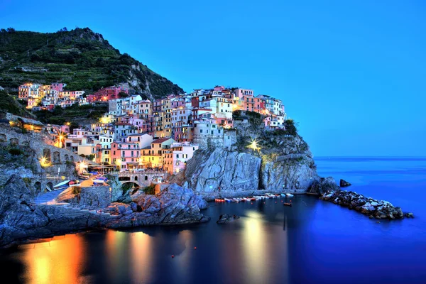 Beleuchtetes Manarola-Dorf in der Dämmerung, Cinque Terre, Italien — Stockfoto