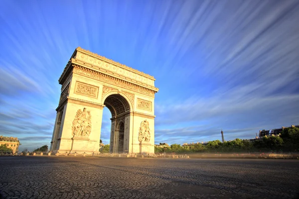 Триумфальная арка на закате, Париж — стоковое фото