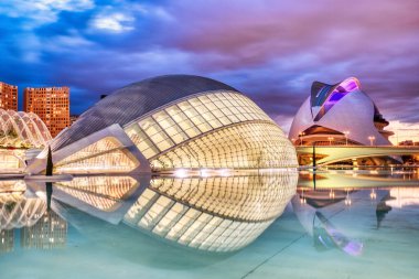 Valencia Alacakaranlık 'ta Aydınlanmış Palau de les Arts
