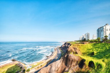 Pasifik Okyanusu kıyısındaki kayalıklar Miraflores yakınlarında, Lima güneşli bir günde, Peru