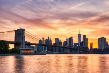 Sunset, ABD 'de Brooklyn Köprüsü ile New York City Manhattan Downtown