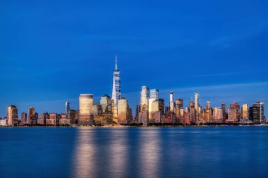 Aydınlatılmış New York Şehri Skyline View, Dusk, New York, ABD