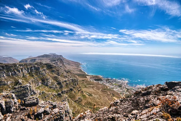 Cape Town Güneşli Gün Hava Görüntüsü Kamp Koyu ve Güney Afrika Aslan Başı üzerindeki Masa Dağı 'ndan