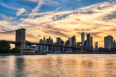 Sunset, ABD 'de Brooklyn Köprüsü ile New York City Manhattan Downtown