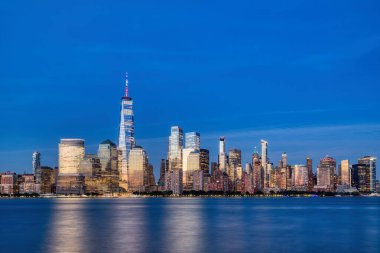 Aydınlatılmış New York Şehri Skyline View, Dusk, New York, ABD
