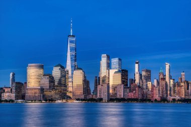 Aydınlatılmış New York Şehri Skyline View, Dusk, New York, ABD