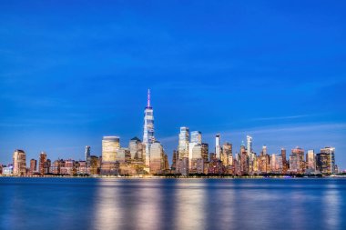 Aydınlatılmış New York Şehri Skyline View, Dusk, New York, ABD