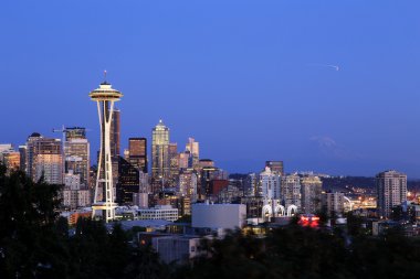 Seattle Cityscape Mt. Rainier arka planda, Washington, ABD ile