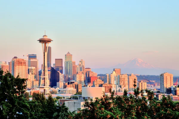 Seattle Cityscape com Mt. Rainier no fundo em Sunset, Washington, EUA — Fotografia de Stock