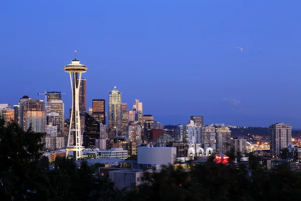 Panoráma města Seattle s Mt. Rainier v pozadí, Washington, Usa — Stock fotografie