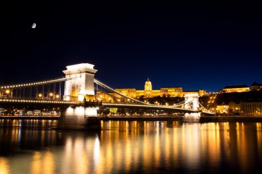 Alacakaranlıkta, Budapest Chain Bridge