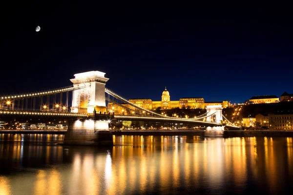 Alacakaranlıkta, Budapest Chain Bridge — Stok fotoğraf