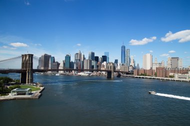 new York'un şehir siluetinin brooklyn Köprüsü ile havadan görünümü