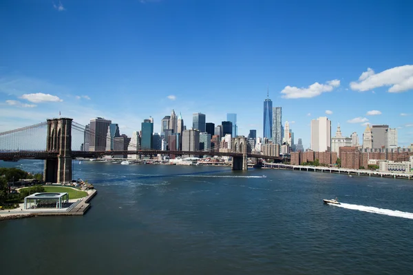 Flygfoto över new Yorks downtown skyline med brooklyn bridge — Stockfoto