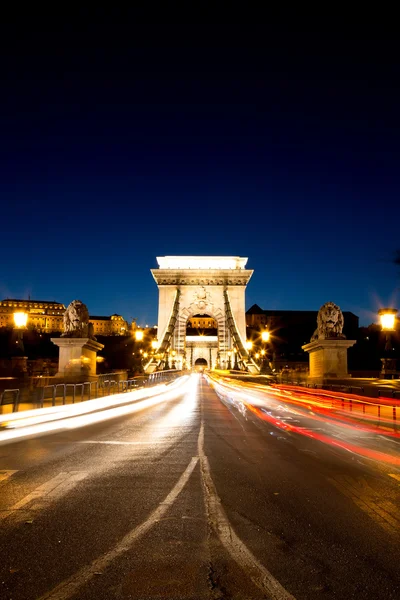 Chain Bridge in de schemering, Budapest — Stockfoto