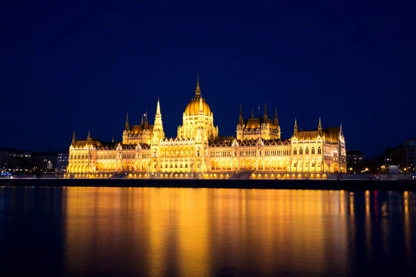 Parlamento de Budapeste ao entardecer, Hungria — Fotografia de Stock