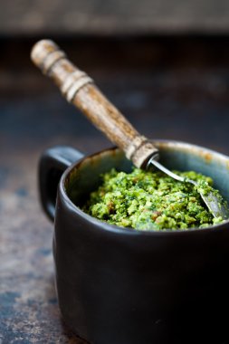 Taze ev yapımı pesto