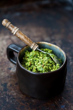 Taze ev yapımı pesto