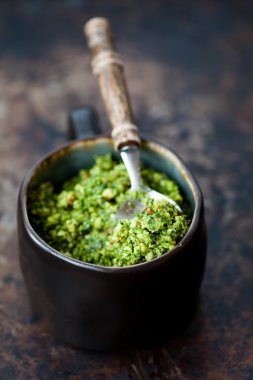 Taze ev yapımı pesto