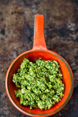 Taze ev yapımı pesto