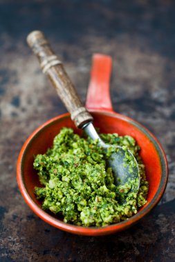 Taze ev yapımı pesto