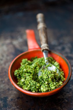 Taze ev yapımı pesto