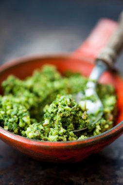 Taze ev yapımı pesto