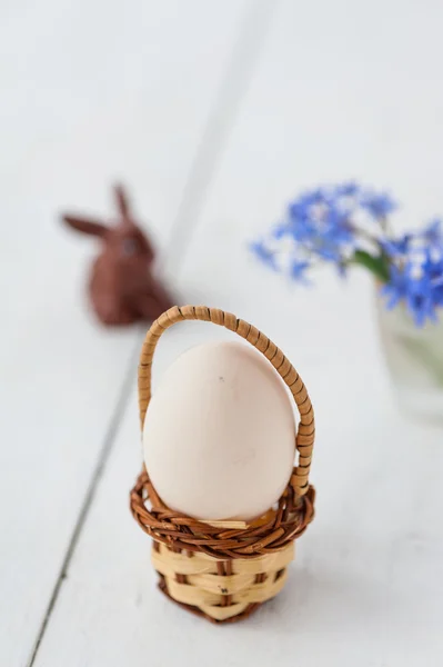 Яйцо и украшение цветов — стоковое фото