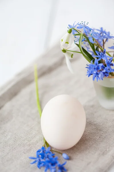Decorazione di uova e fiori — Foto Stock