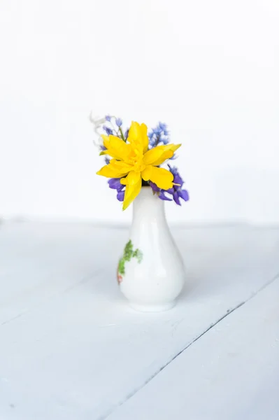 Piccoli fiori in un vaso — Foto Stock