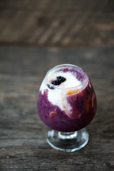 Yogurt with fruits — Stock Photo, Image