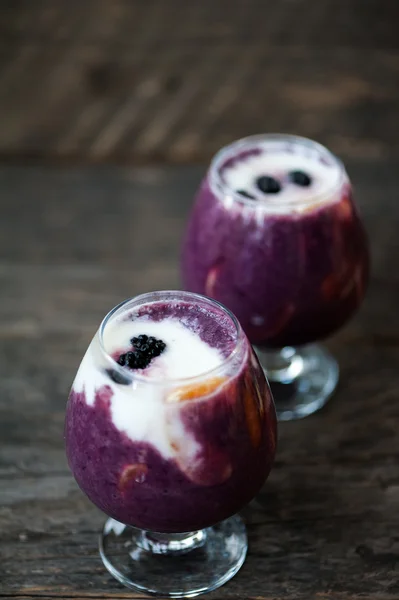 Yogurt with fruits — Stock Photo, Image