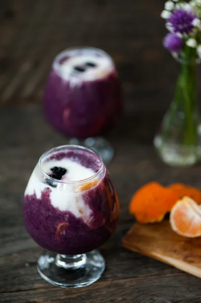 Yogurt with fruits — Stock Photo, Image