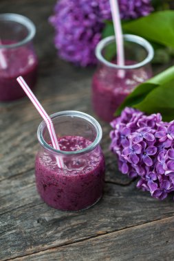 Blueberry smoothie ahşap bir masa üzerinde