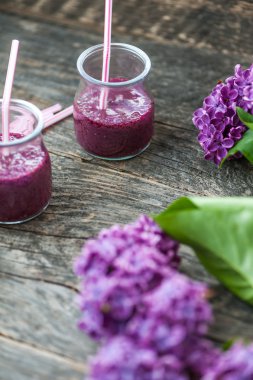 Blueberry smoothie ahşap bir masa üzerinde