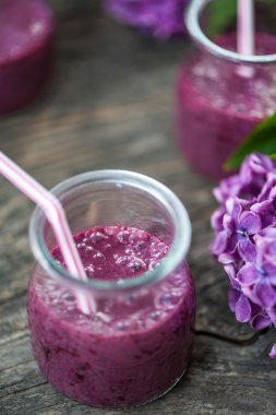 Blueberry smoothie ahşap bir masa üzerinde