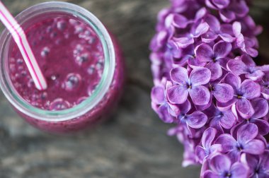Blueberry smoothie ahşap bir masa üzerinde
