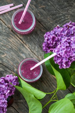 Blueberry smoothie ahşap bir masa üzerinde