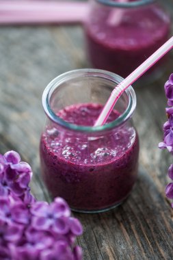Blueberry smoothie ahşap bir masa üzerinde