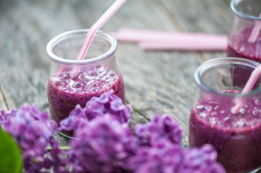 Blueberry smoothie ahşap bir masa üzerinde