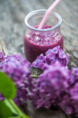 Blueberry smoothie ahşap bir masa üzerinde